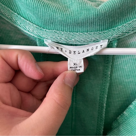 Jane and Delancey oversized green tee - Picture 3 of 3